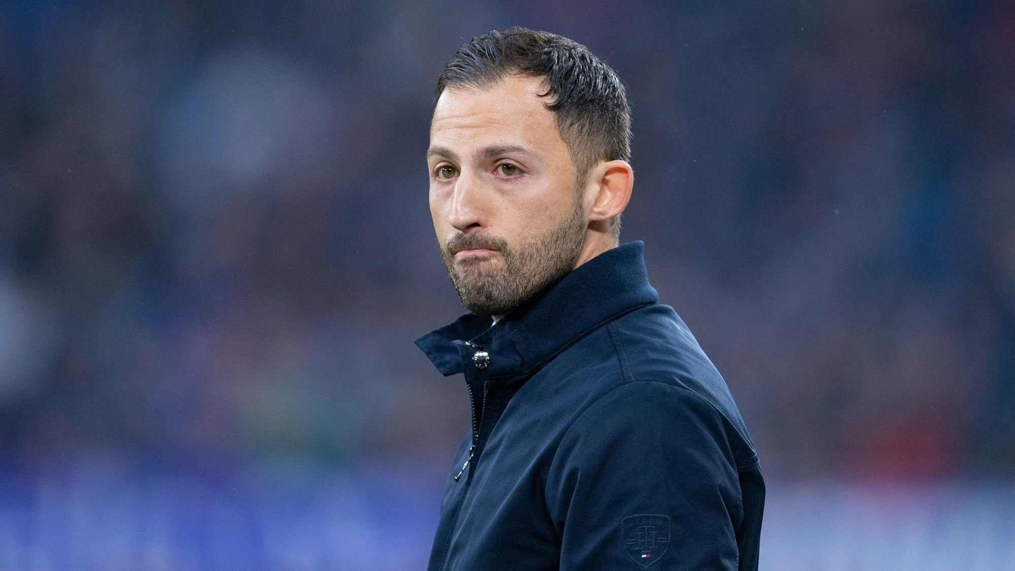 Domenico Tedesco, der damalige Trainer von Schalke, steht an der Seitenlinie.