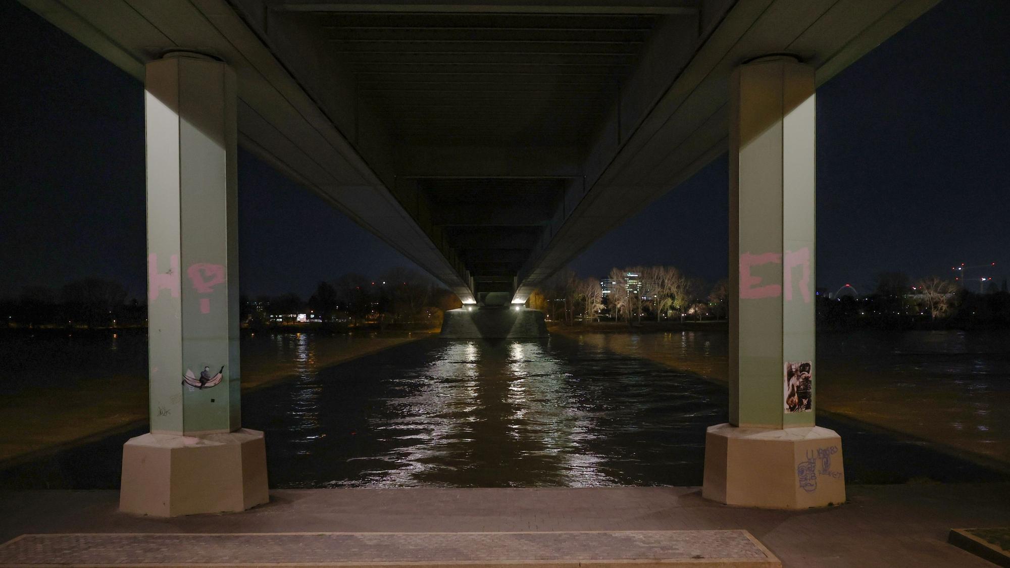 Blick durch die beiden Brückenpfeiler der Kölner Zoobrücke auf den Rhein