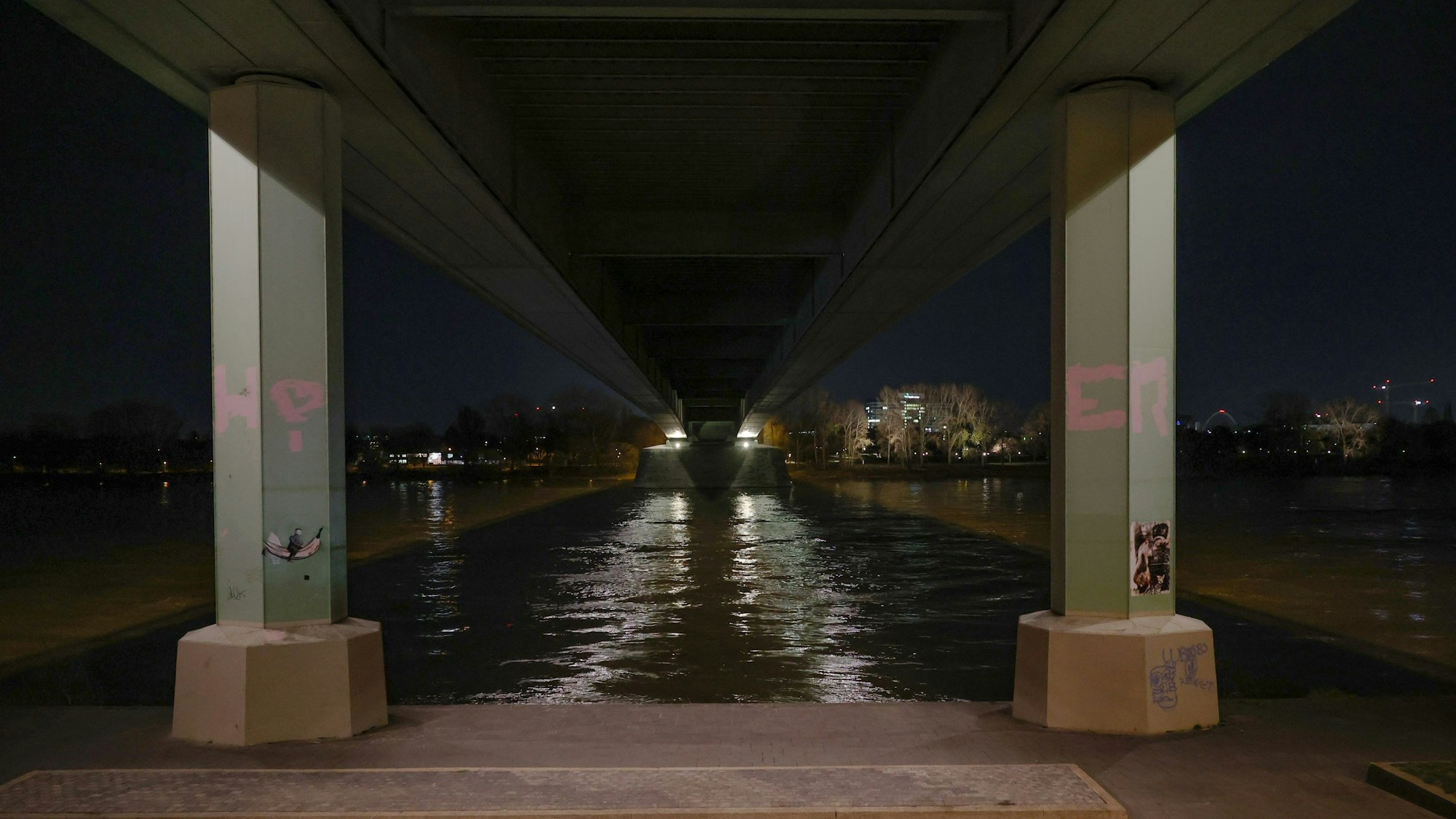 Blick durch die beiden Brückenpfeiler der Kölner Zoobrücke auf den Rhein