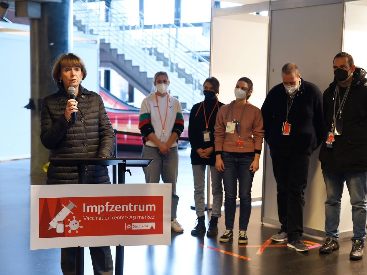 Kölns Oberbürgermeisterin Henriette Reker schaute sich das neue Impfangebot für Fußgänger und Fahrradfahrer in der Lanxess Arena an.