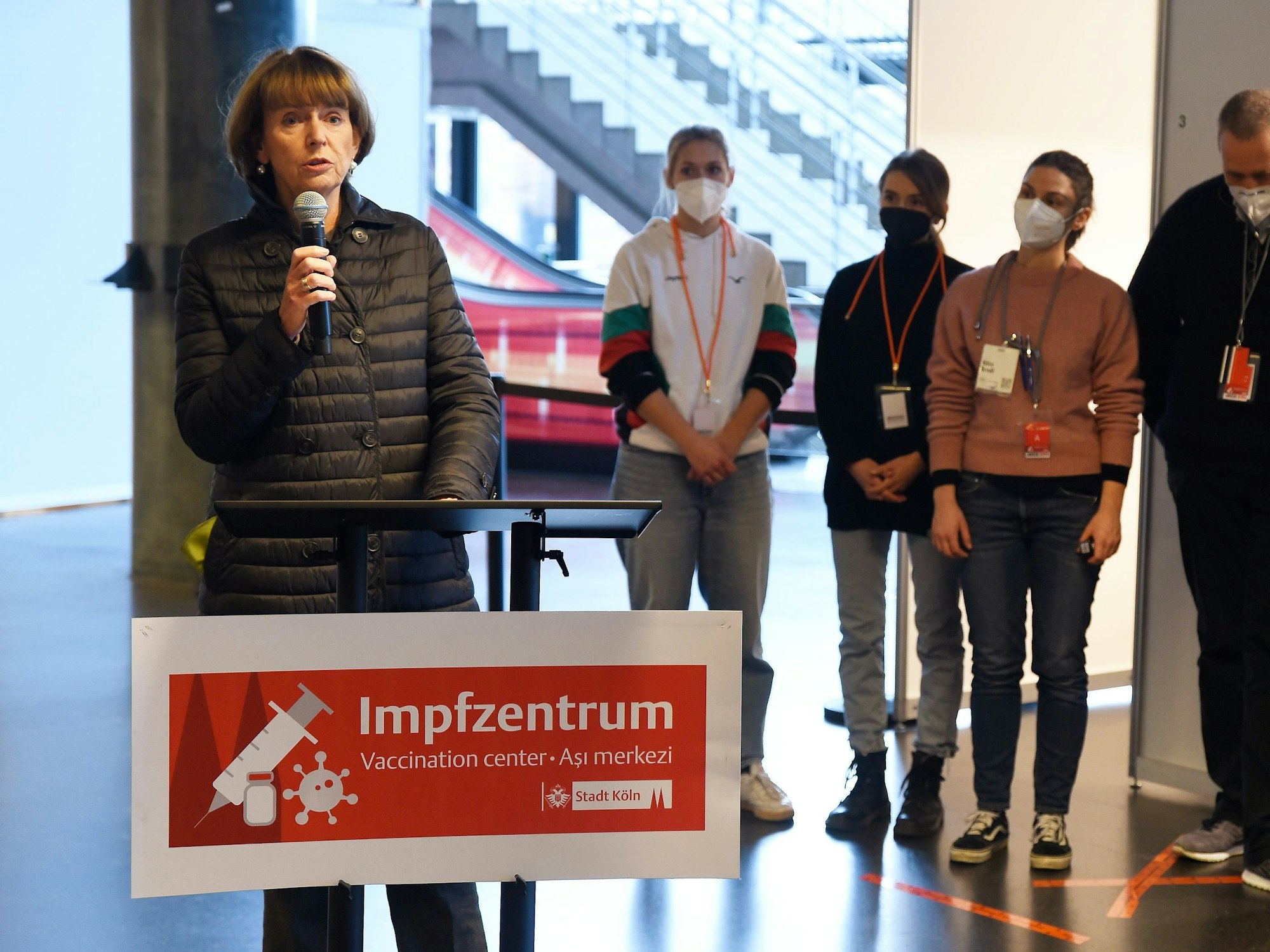 Kölns Oberbürgermeisterin Henriette Reker schaute sich das neue Impfangebot für Fußgänger und Fahrradfahrer in der Lanxess Arena an.