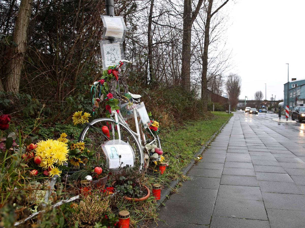 Ein Geisterrad steht an einem Straßenrand