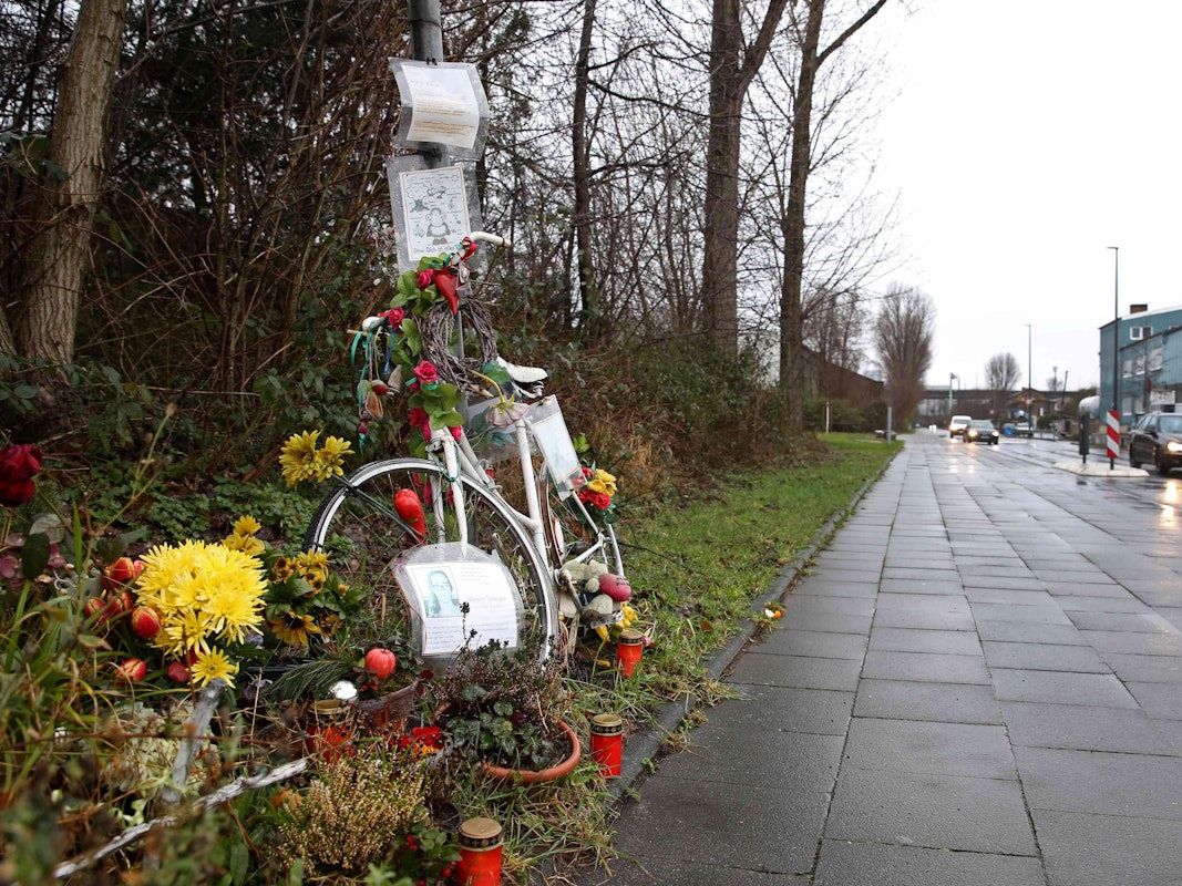 Ein Geisterrad steht an einem Straßenrand