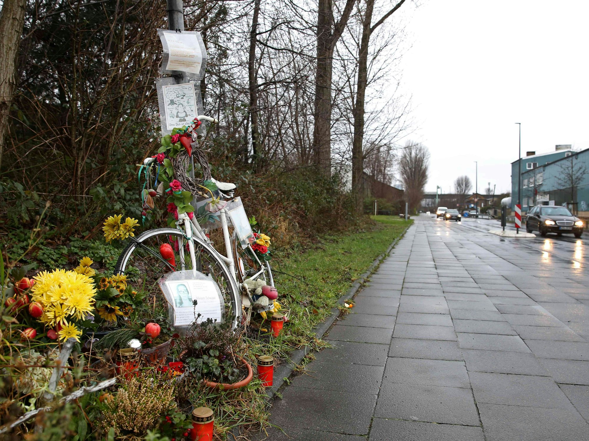 Ein Geisterrad steht an einem Straßenrand