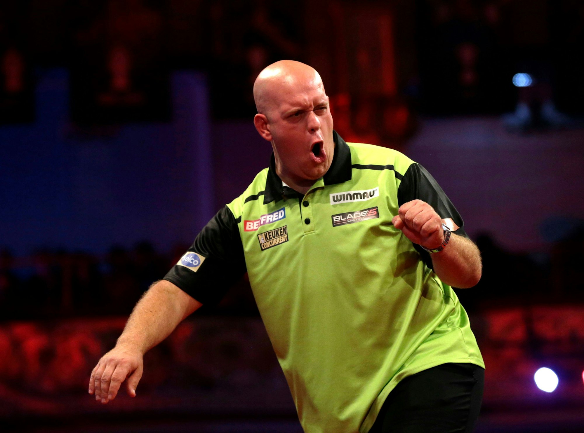 Michael van Gerwen jubelt bei einem Darts-Turnier.