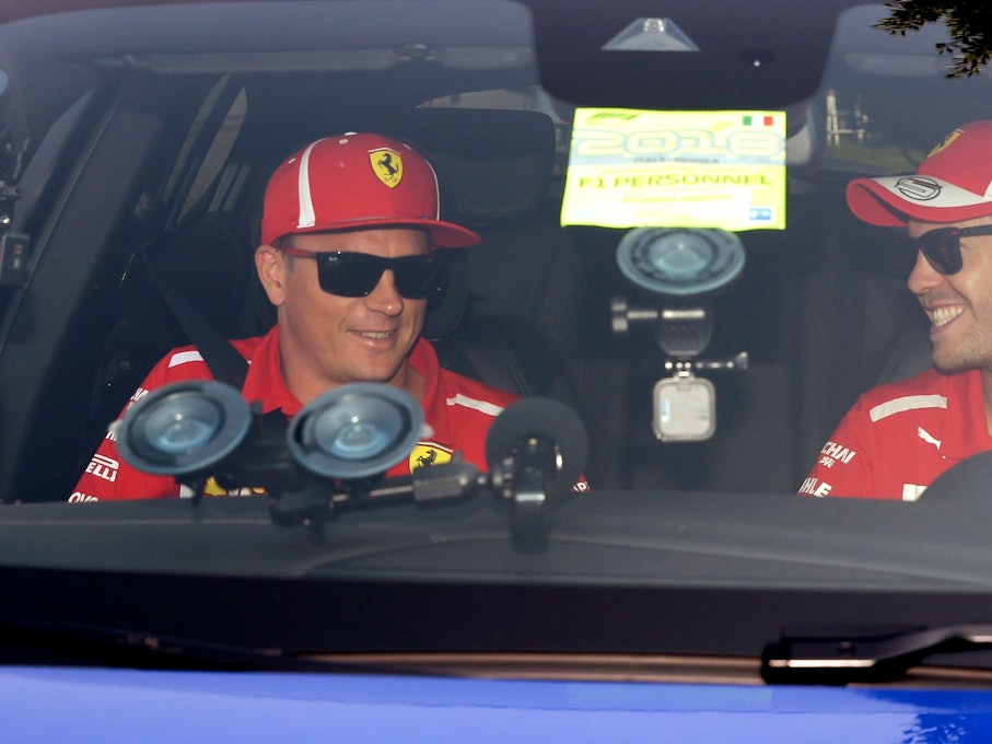 Vor der Pressekonferenz des Weltverbands zum Grand Prix von Italien in Monza 2018 sitzen die damaligen Ferrari-Piloten Sebastian Vettel (r) und Kimi Räikkönen im Auto.