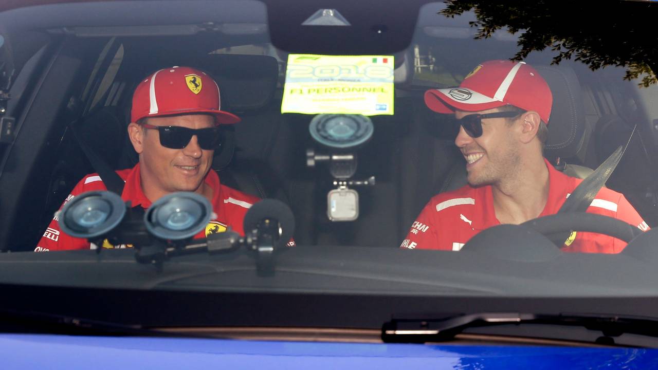 Vor der Pressekonferenz des Weltverbands zum Grand Prix von Italien in Monza 2018 sitzen die damaligen Ferrari-Piloten Sebastian Vettel (r) und Kimi Räikkönen im Auto.