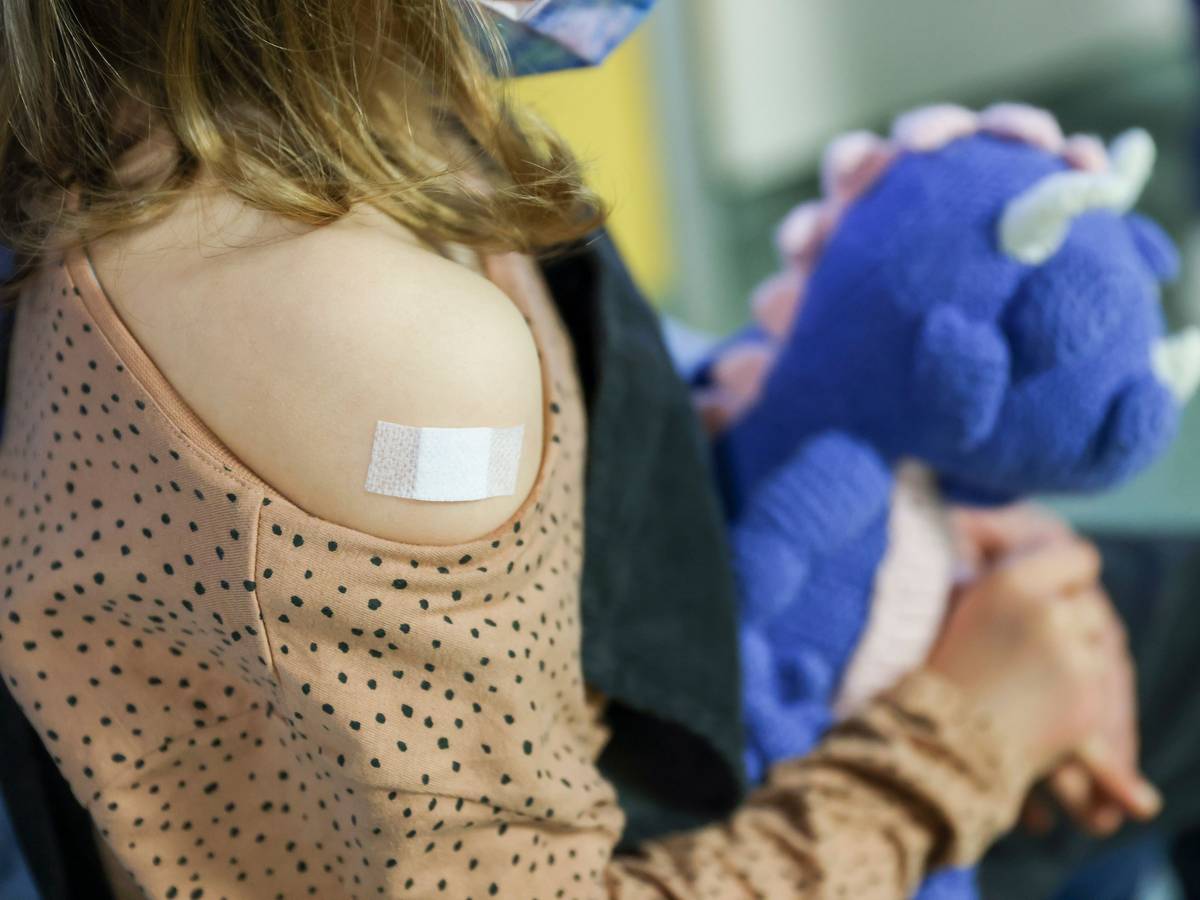 Ein Pflaster klebt auf den Arm eines siebenjährigen Mädchens, nachdem es gegen das Covid19-Virus geimpft wurde.