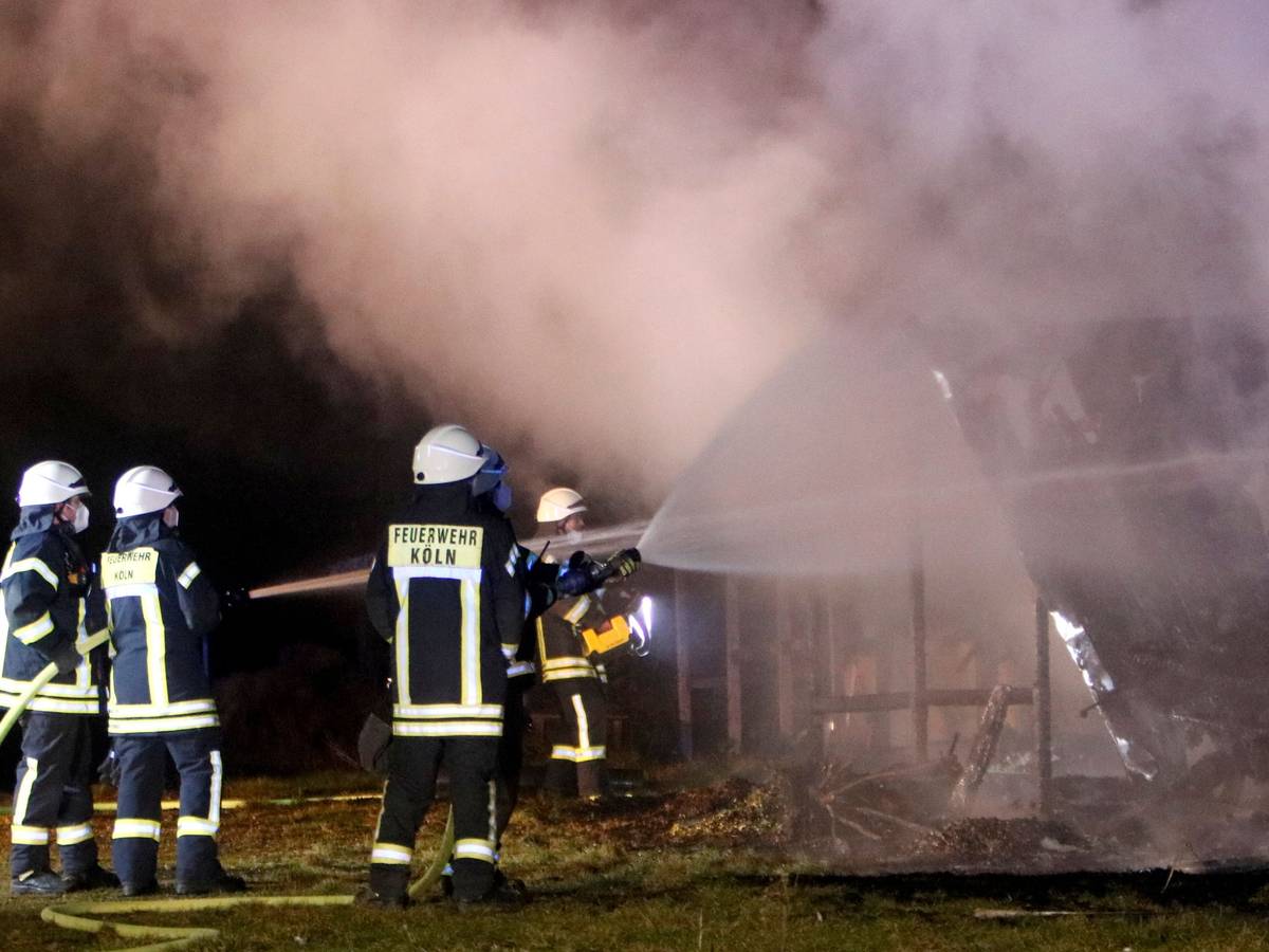 Feuerwehrleute löschen einen Brand.