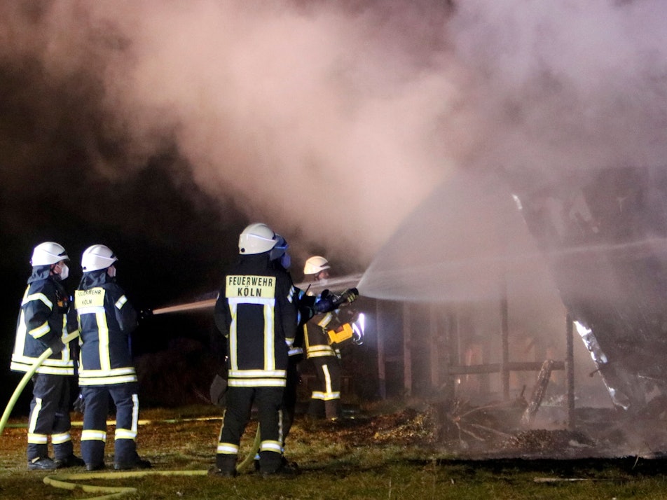 Feuerwehrleute löschen einen Brand.