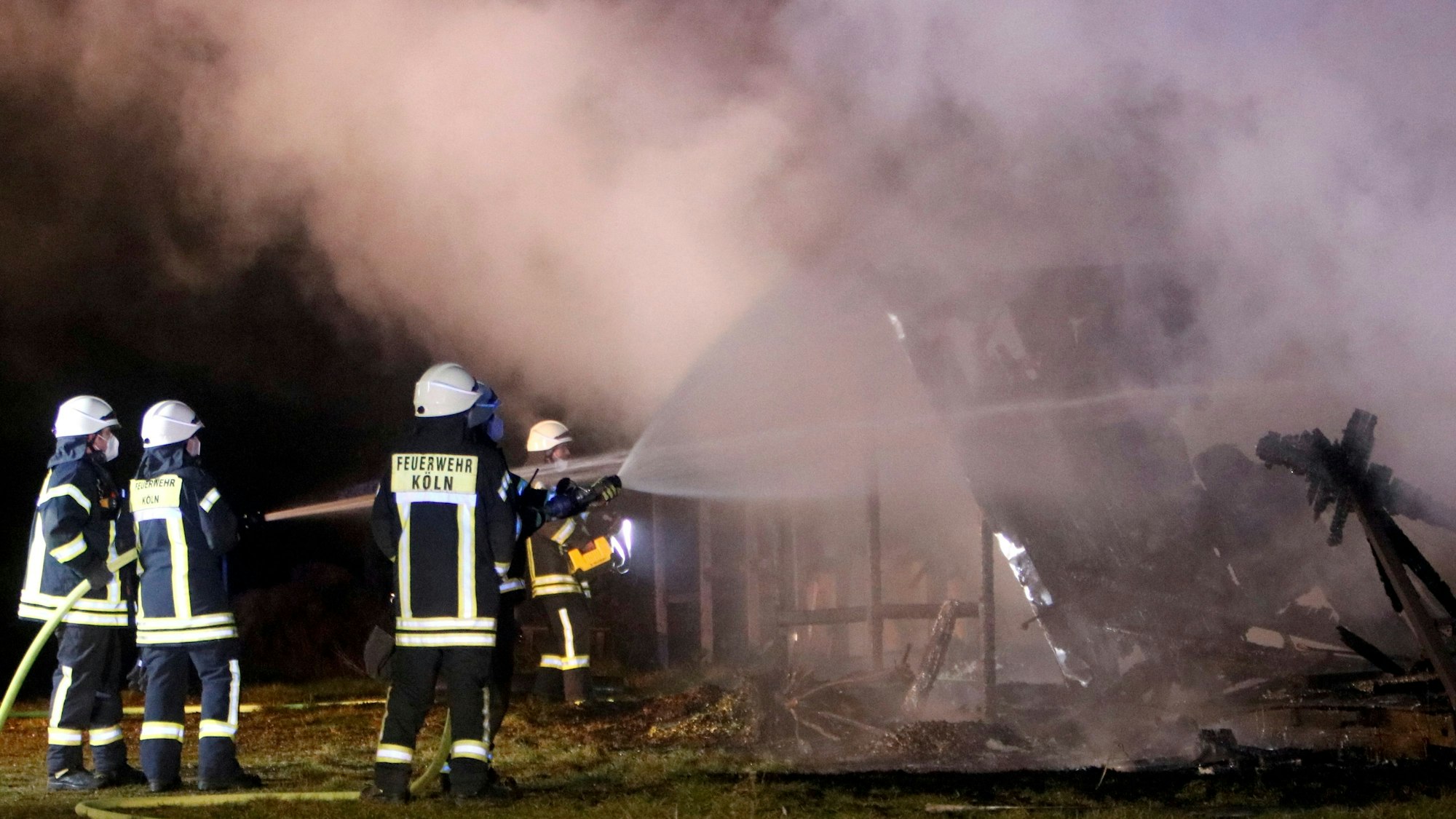 Feuerwehrleute löschen einen Brand.