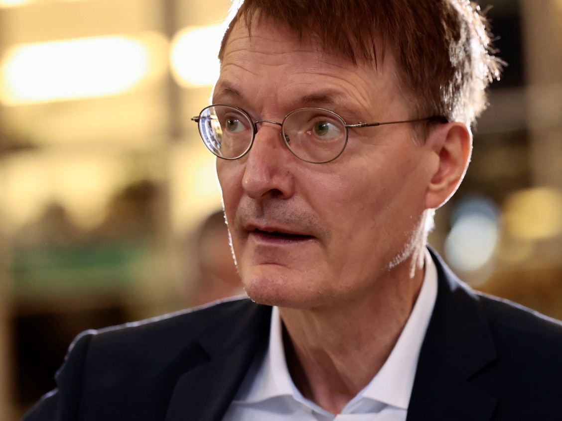 Karl Lauterbach (SPD), neuer Bundesminister für Gesundheit, aufgenommen bei einer Übergabezeremonie mit seinem Amtsvorgänger am 8. Dezember 2021.