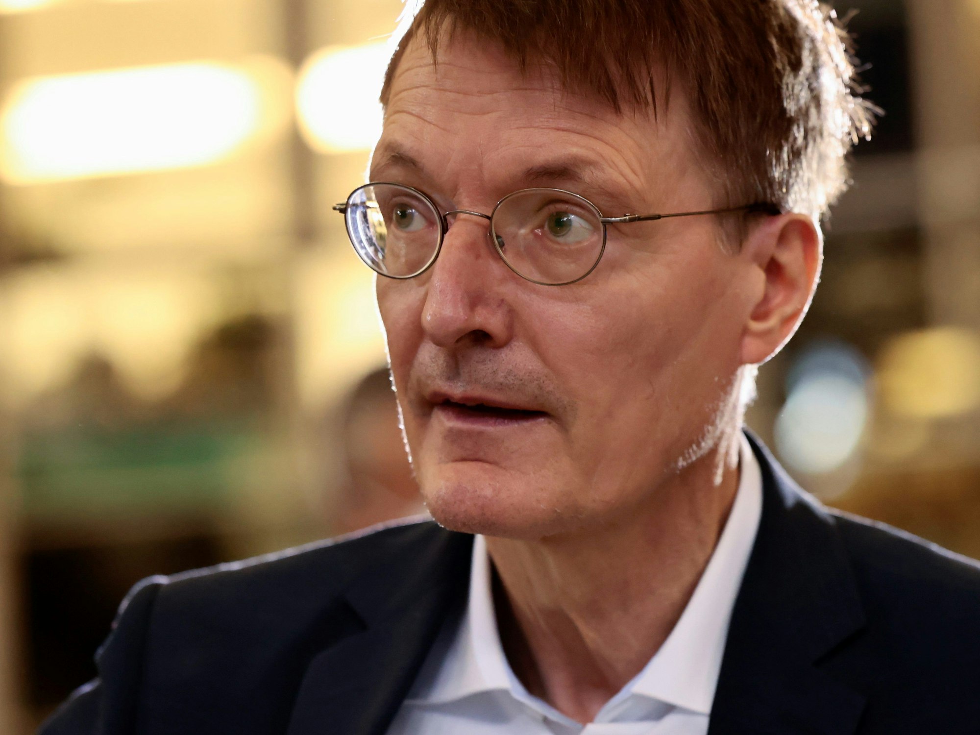 Karl Lauterbach (SPD), neuer Bundesminister für Gesundheit, aufgenommen bei einer Übergabezeremonie mit seinem Amtsvorgänger am 8. Dezember 2021.