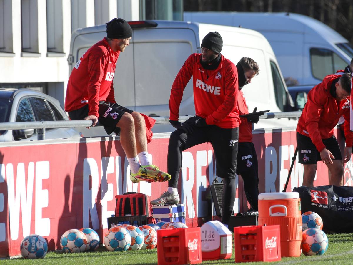 Sebastian Andersson spricht beim Training des 1. FC Köln mit Anthony Modeste.