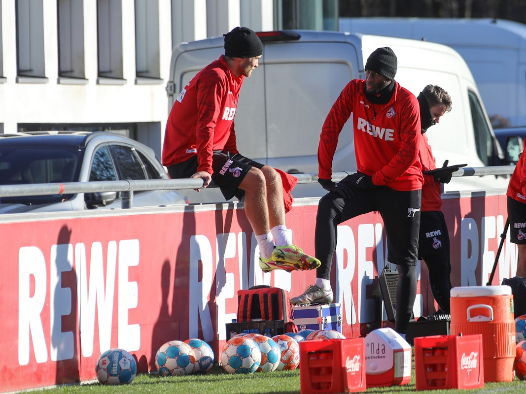 Sebastian Andersson spricht beim Training des 1. FC Köln mit Anthony Modeste.