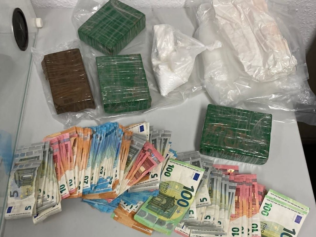 Teil der sichergestellten Drogen und mutmaßliches Dealgeld