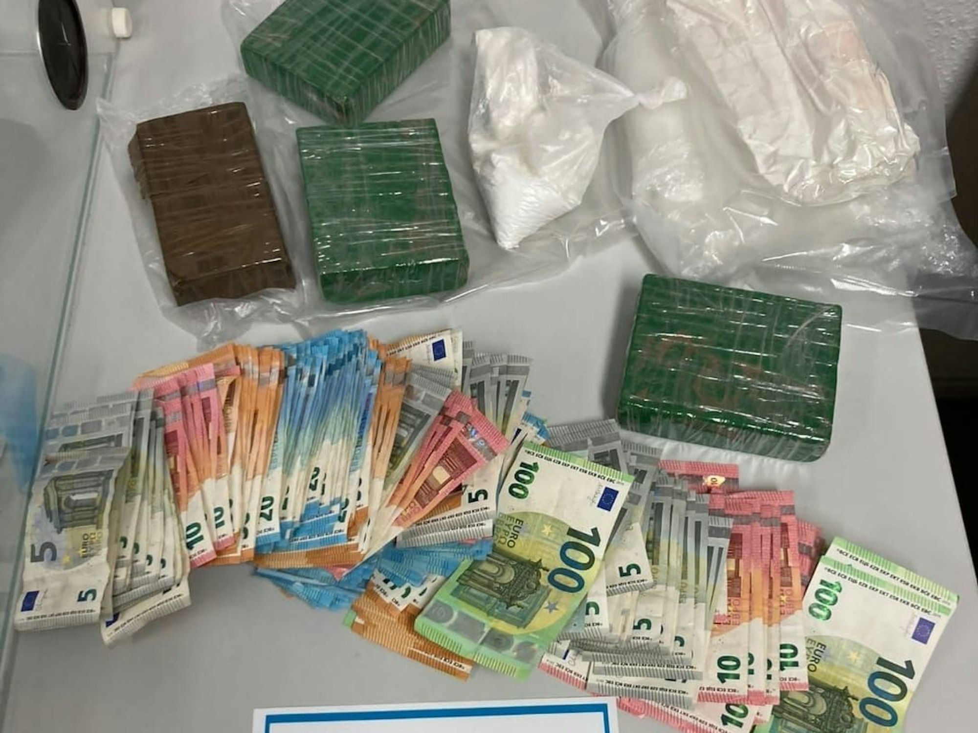 Teil der sichergestellten Drogen und mutmaßliches Dealgeld