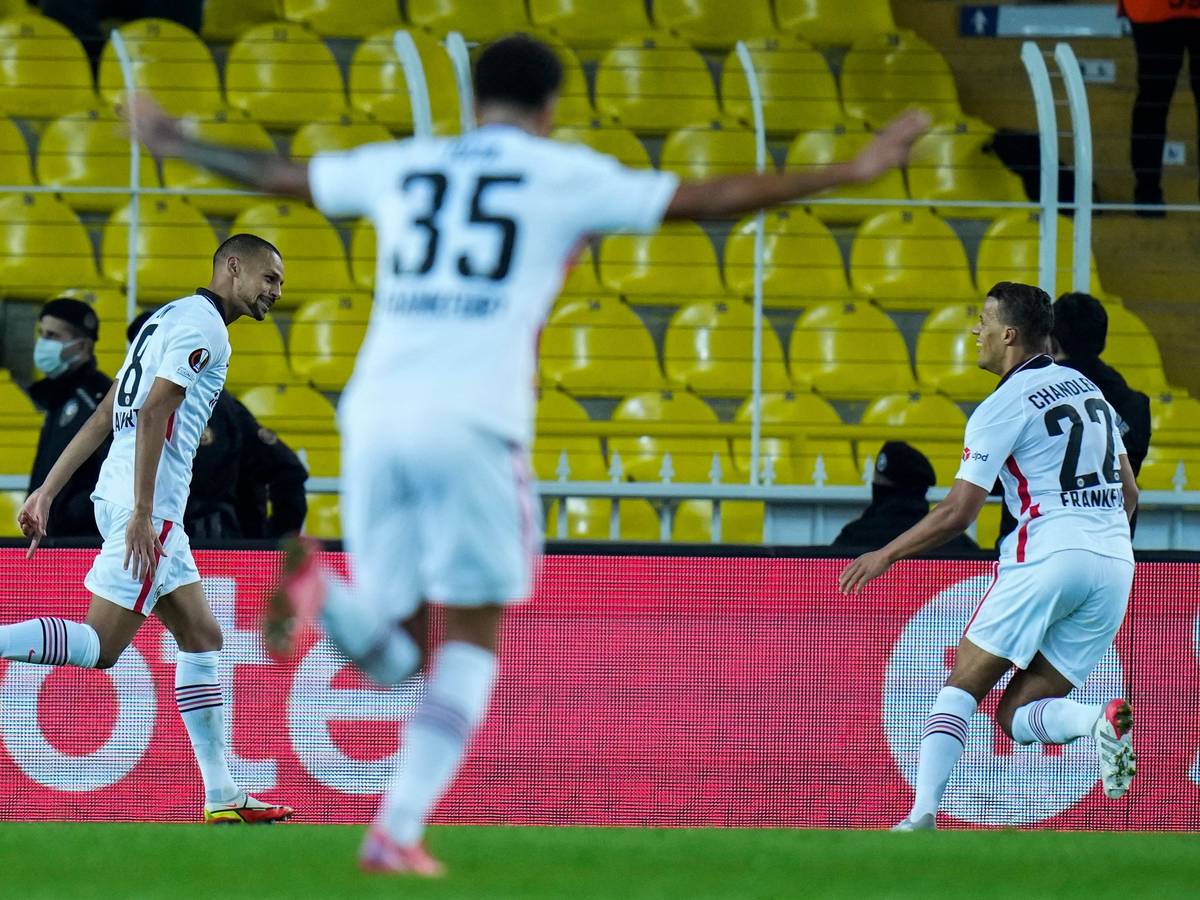 Eintracht Frankfurt jubelt in der Europa League über ein Tor von Djibril Sow (l.)