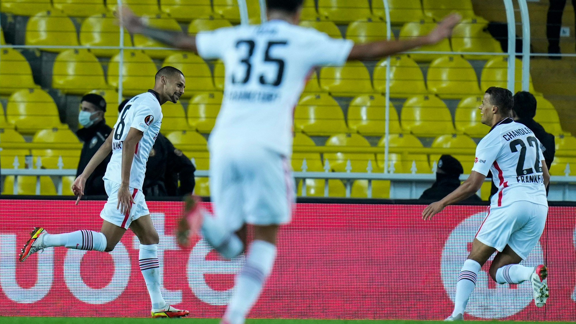 Eintracht Frankfurt jubelt in der Europa League über ein Tor von Djibril Sow (l.)