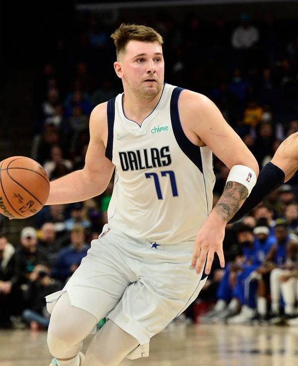 Dillon Brooks (r) von den Memphis Grizzlies gegen Luka Doncic von den Dallas Mavericks.
