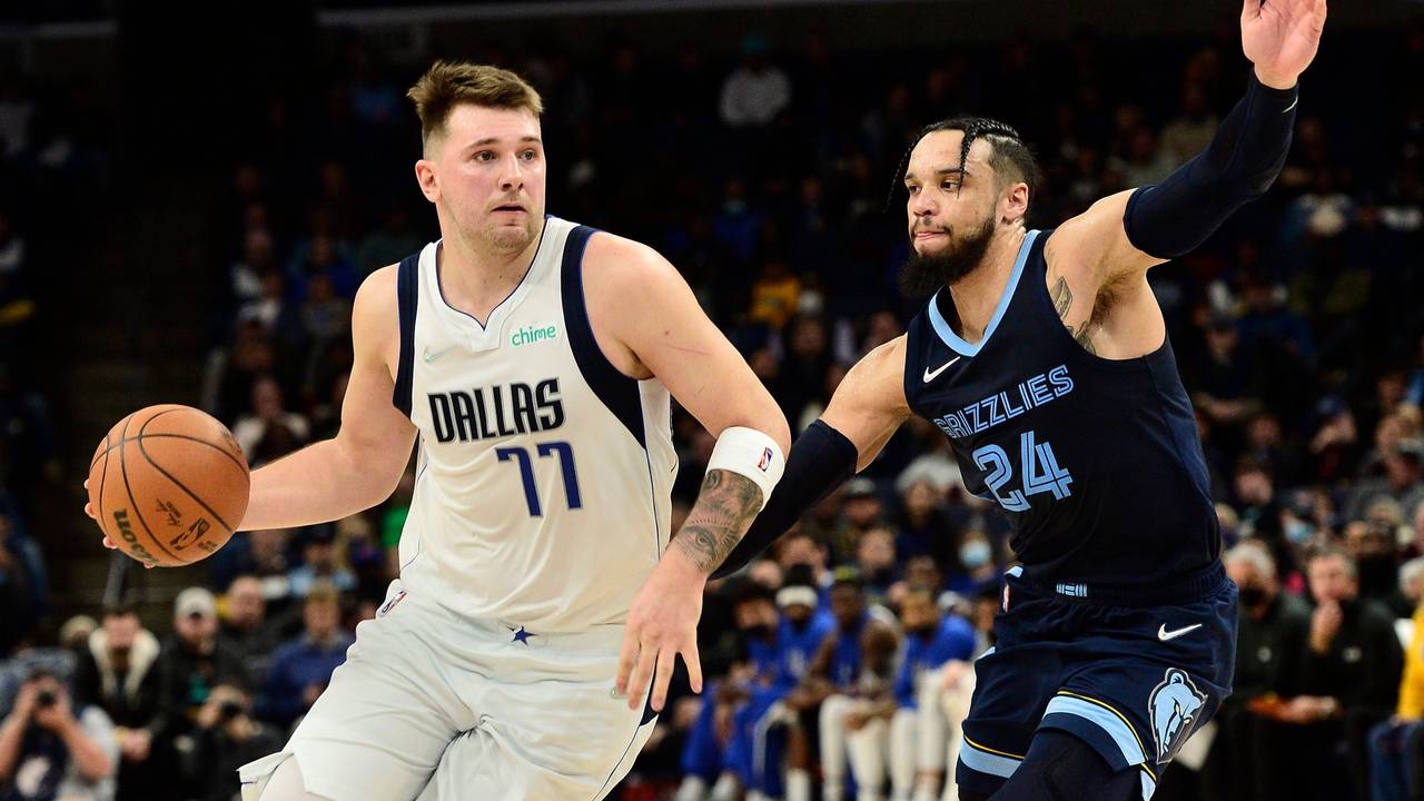 Dillon Brooks (r) von den Memphis Grizzlies gegen Luka Doncic von den Dallas Mavericks.