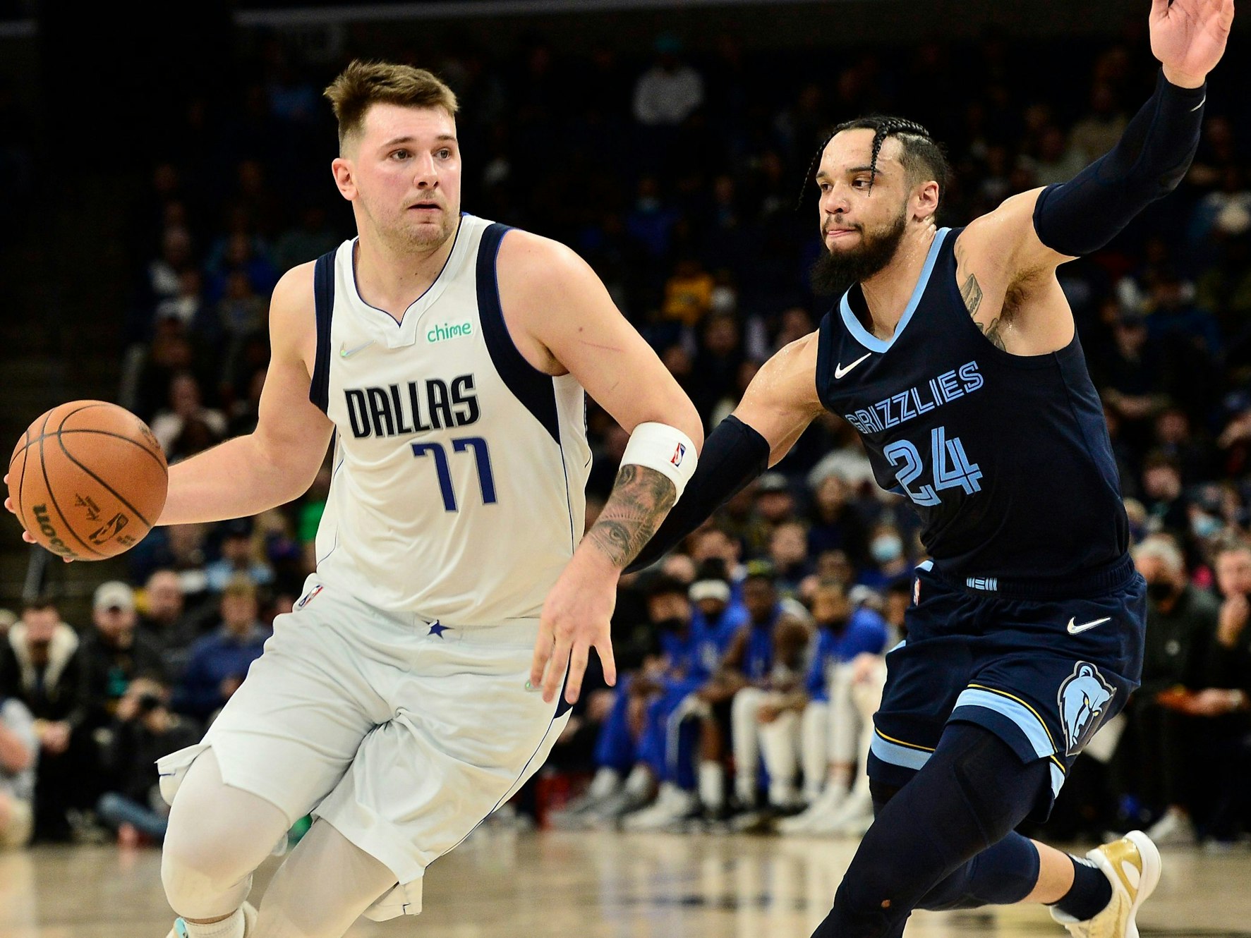 Dillon Brooks (r) von den Memphis Grizzlies gegen Luka Doncic von den Dallas Mavericks.