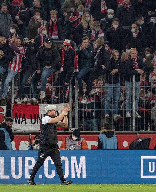Steffen Baumgart applaudiert den Fans nach dem Derby gegen Gladbach.