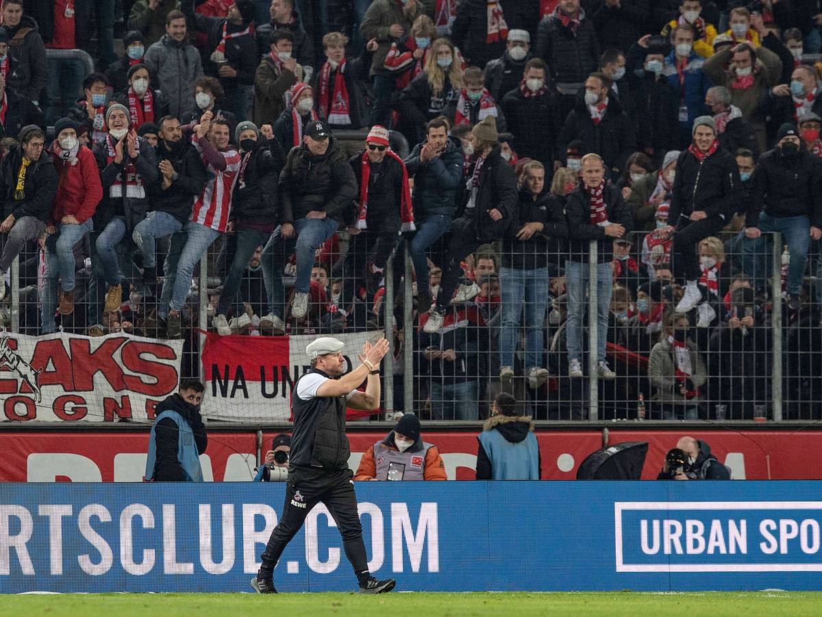 Steffen Baumgart applaudiert den Fans nach dem Derby gegen Gladbach.