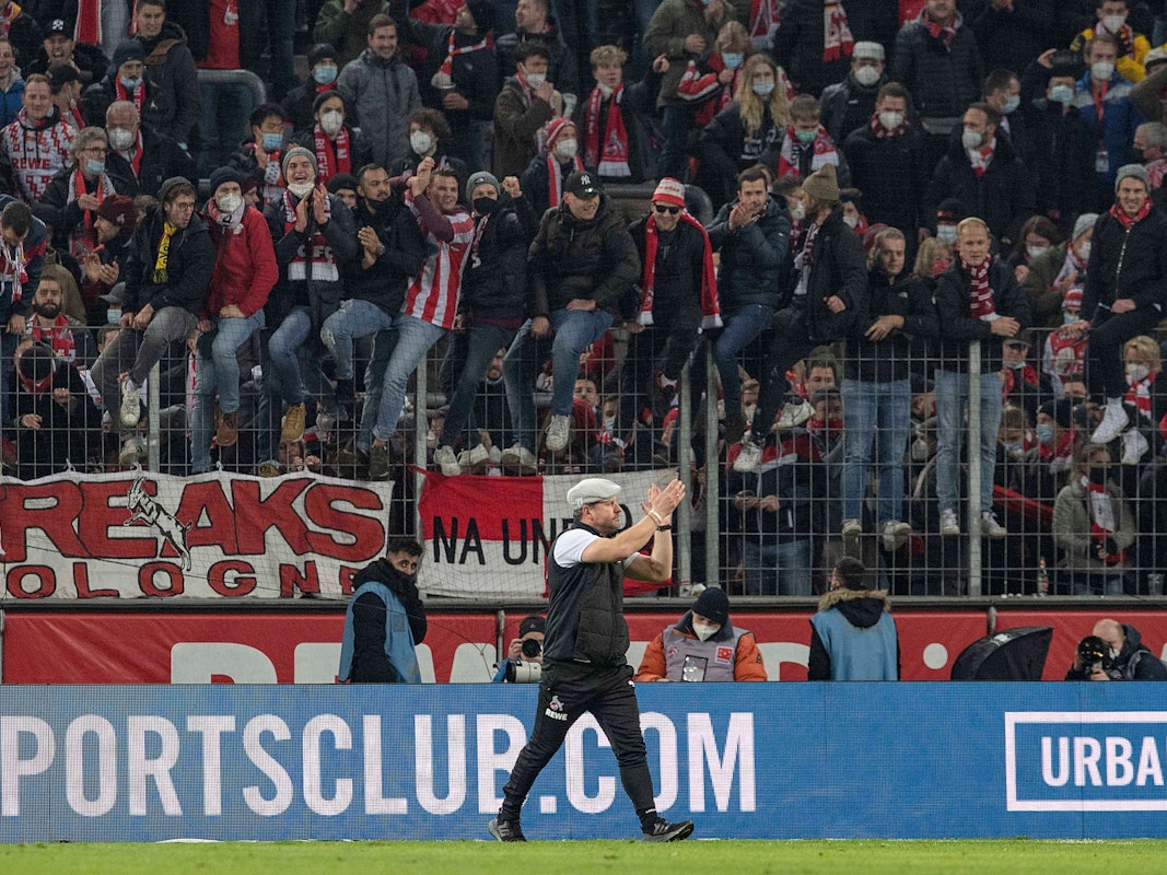 Steffen Baumgart applaudiert den Fans nach dem Derby gegen Gladbach.