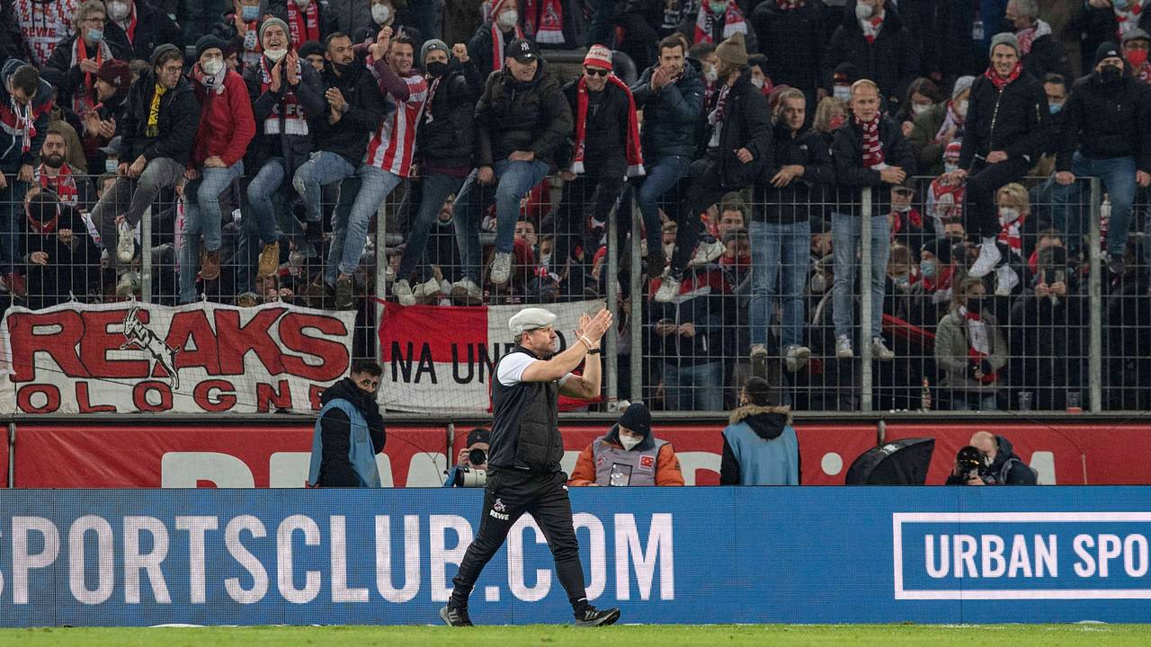 Steffen Baumgart applaudiert den Fans nach dem Derby gegen Gladbach.