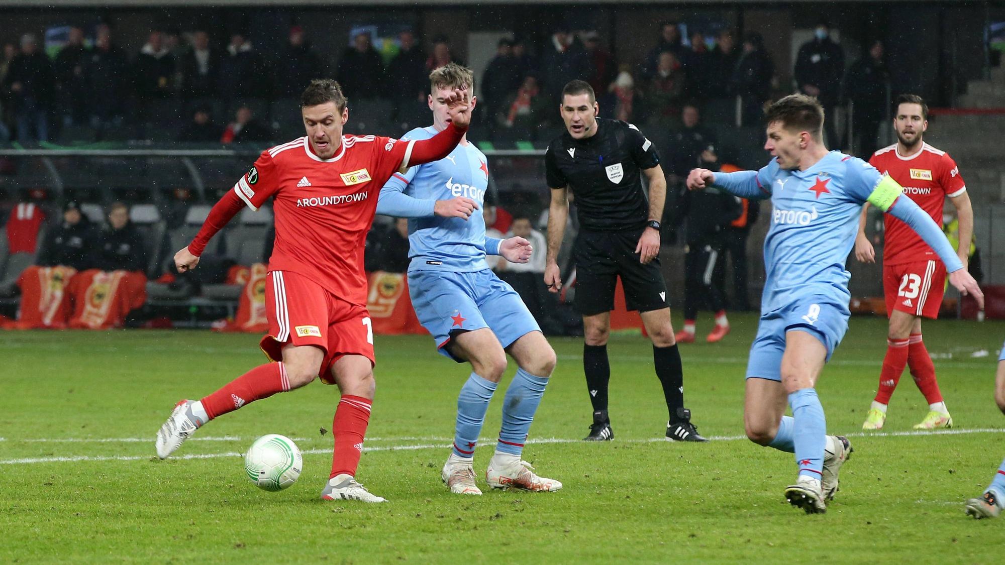 Max Kruse mit einem Schussversuch gegen Slavia Prag.