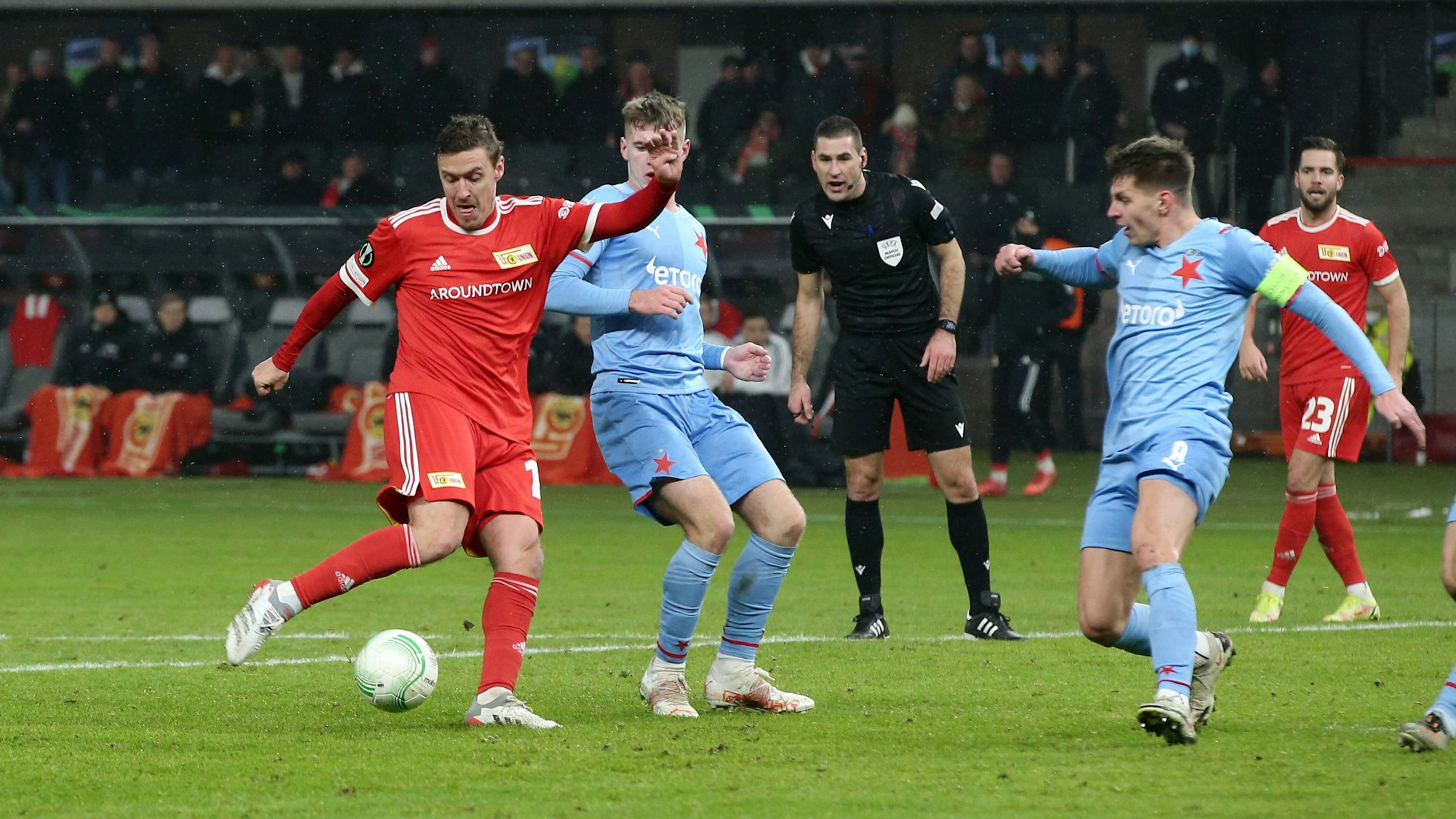 Max Kruse mit einem Schussversuch gegen Slavia Prag.