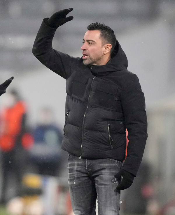 Xavi gestikuliert im Spiel des FC Barcelona am Spielfeldrand.