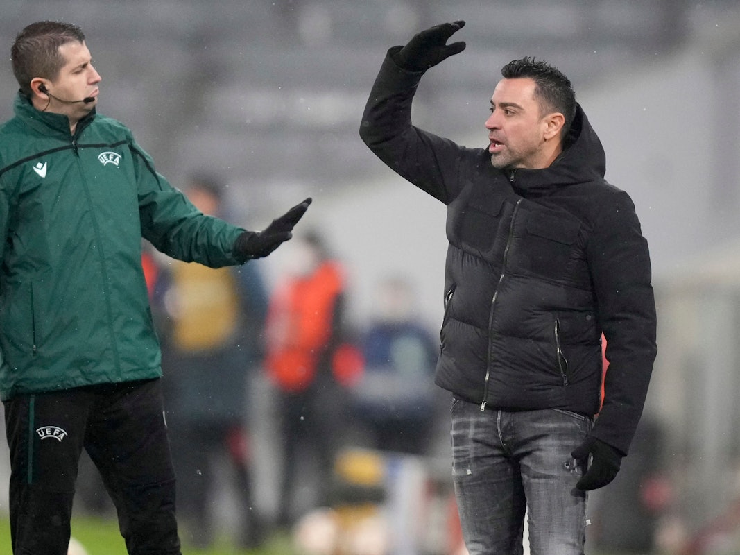 Xavi gestikuliert im Spiel des FC Barcelona am Spielfeldrand.
