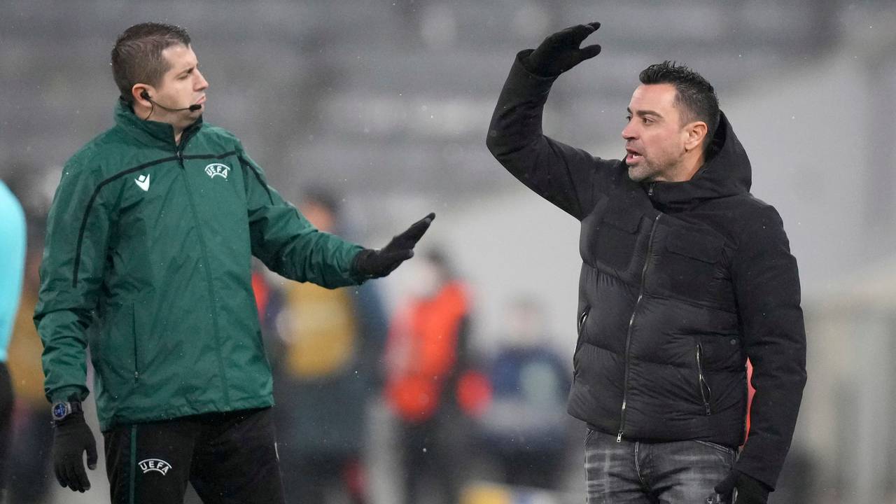Xavi gestikuliert im Spiel des FC Barcelona am Spielfeldrand.