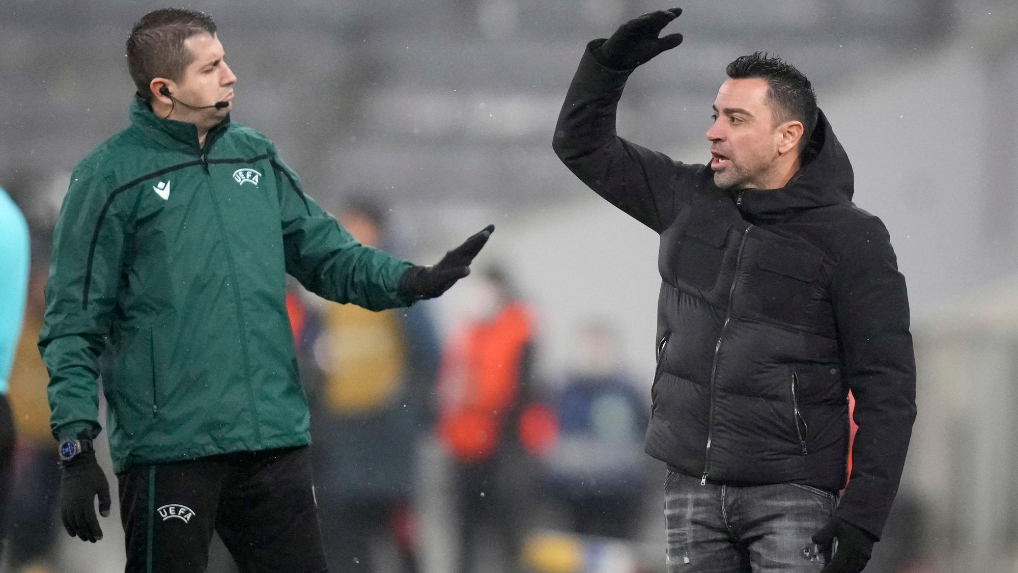 Xavi gestikuliert im Spiel des FC Barcelona am Spielfeldrand.