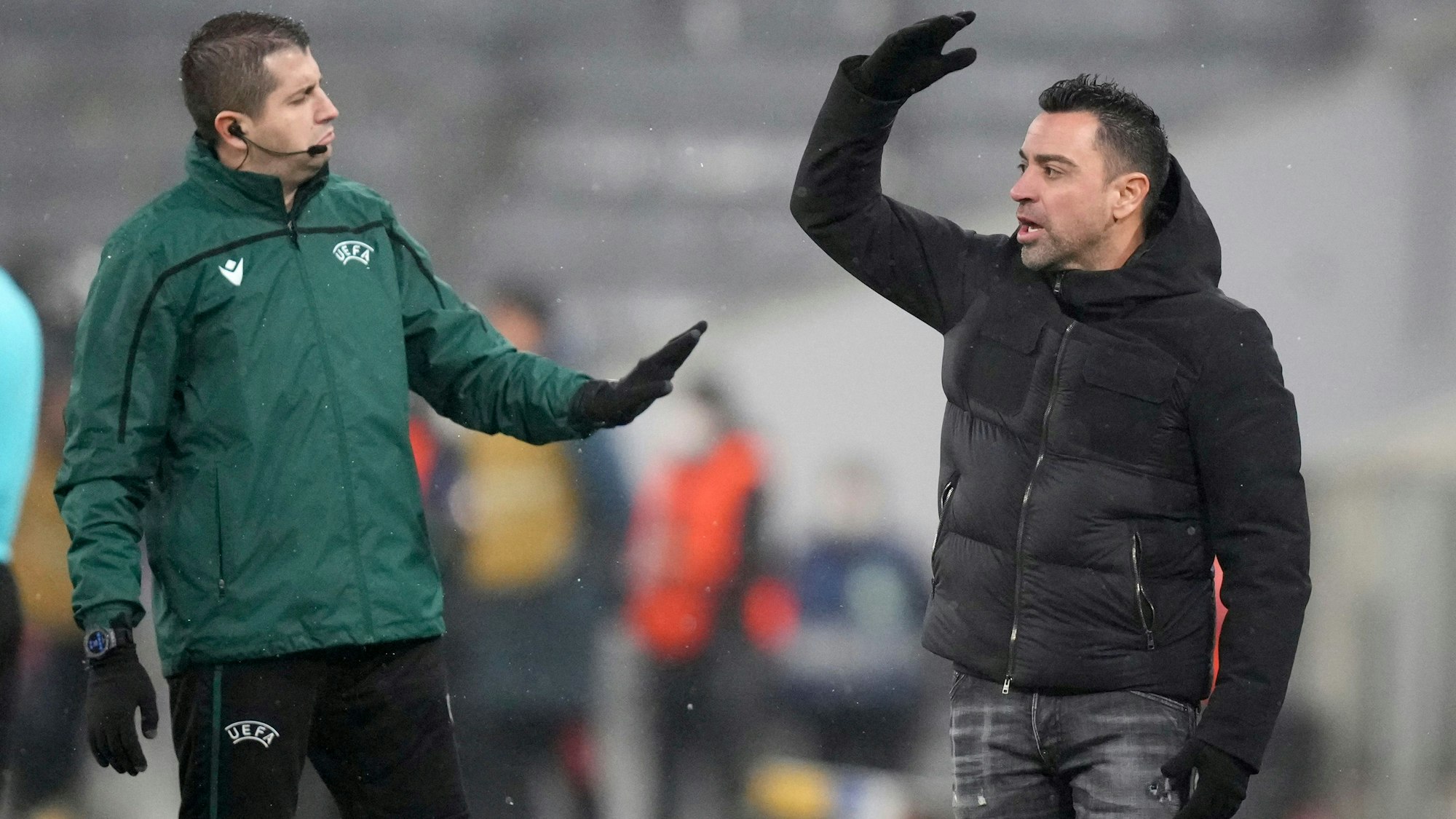 Xavi gestikuliert im Spiel des FC Barcelona am Spielfeldrand.