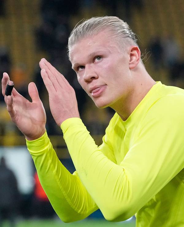 Erling Haaland applaudiert nach dem Spiel von Borussia Dortmund in der Champions League.