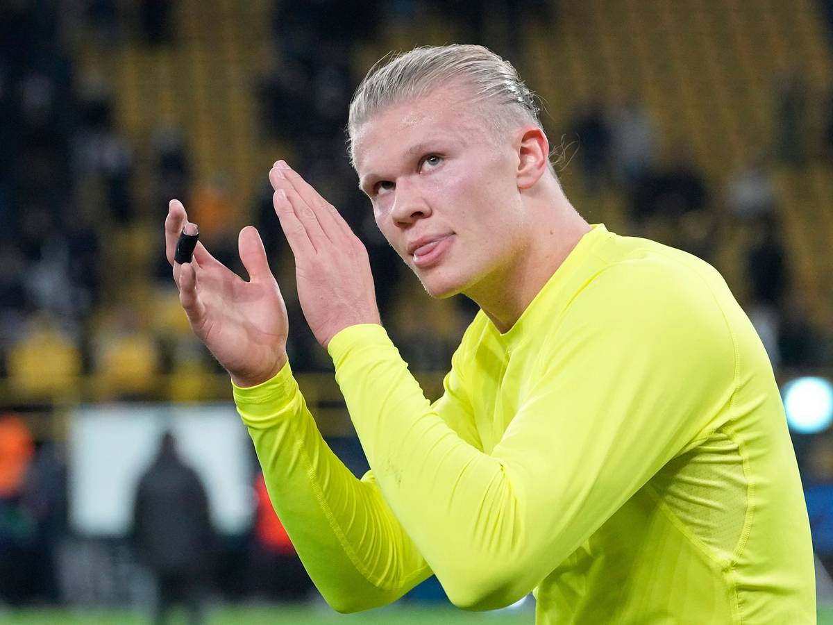 Erling Haaland applaudiert nach dem Spiel von Borussia Dortmund in der Champions League.
