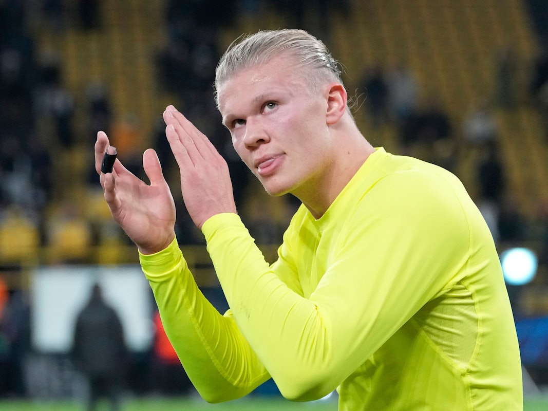 Erling Haaland applaudiert nach dem Spiel von Borussia Dortmund in der Champions League.