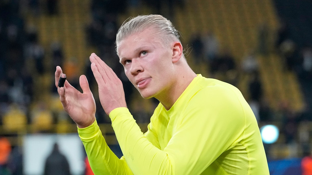 Erling Haaland applaudiert nach dem Spiel von Borussia Dortmund in der Champions League.