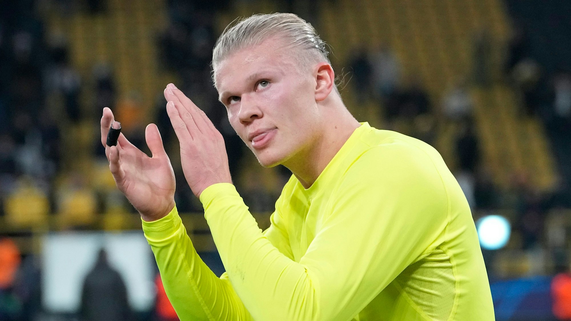 Erling Haaland applaudiert nach dem Spiel von Borussia Dortmund in der Champions League.