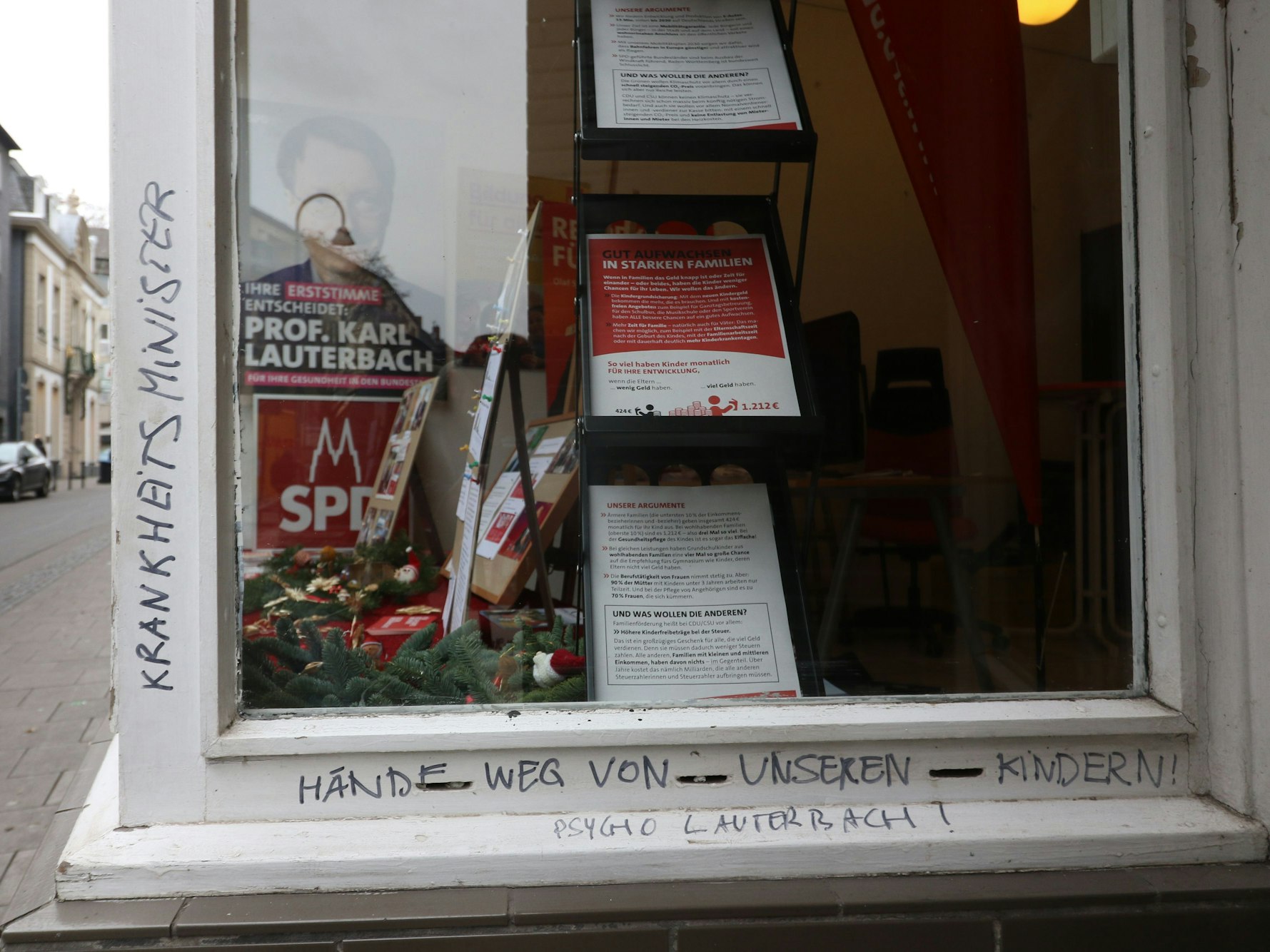 Farbschmierereien am Wahlkreisbüro von Karl Lauterbach