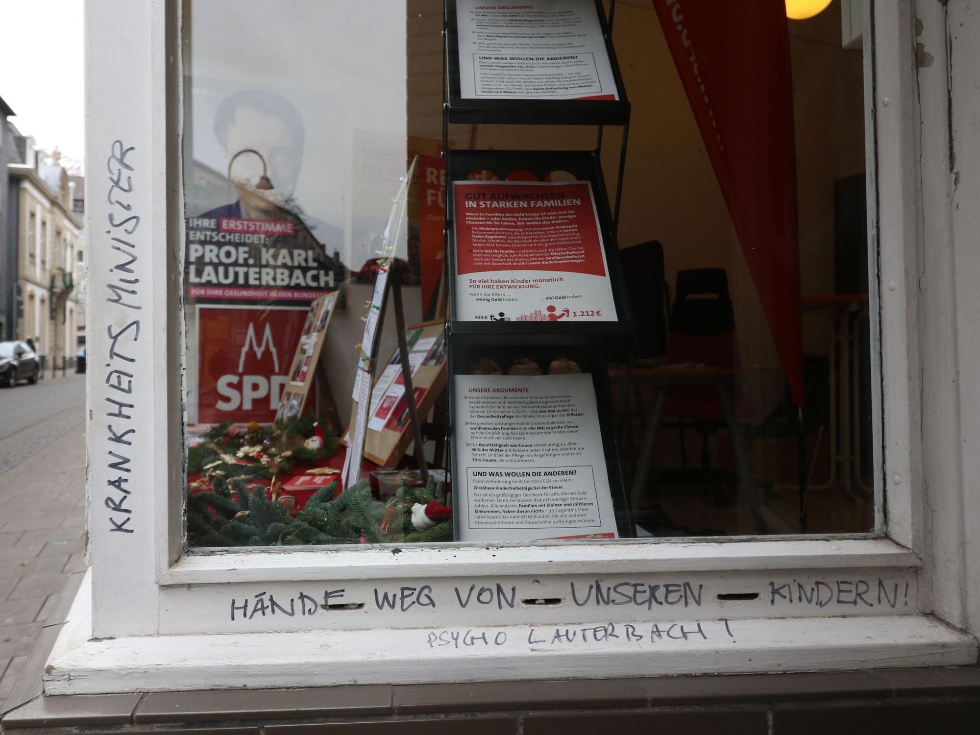Farbschmierereien am Wahlkreisbüro von Karl Lauterbach