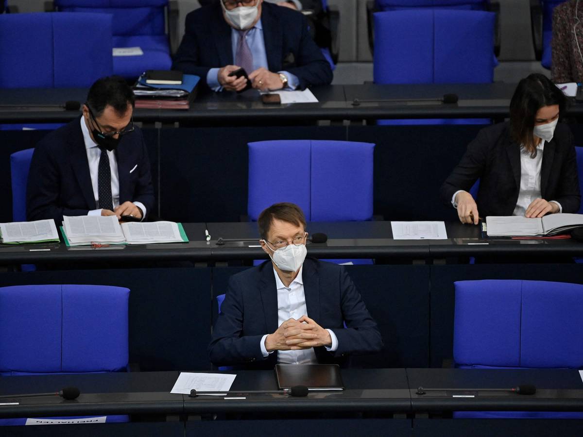 Gesundheitsminister Karl Lauterbach (SPD) zusammen mit Familienministerin Anne Spiegel (rechts) und Landwirtschaftsminister Cem Özdemir (beide Grüne) während der Bundestagsdebatte am Freitag (10. Dezember).