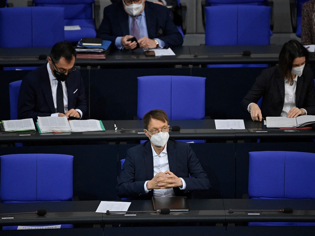 Gesundheitsminister Karl Lauterbach (SPD) zusammen mit Familienministerin Anne Spiegel (rechts) und Landwirtschaftsminister Cem Özdemir (beide Grüne) während der Bundestagsdebatte am Freitag (10. Dezember).