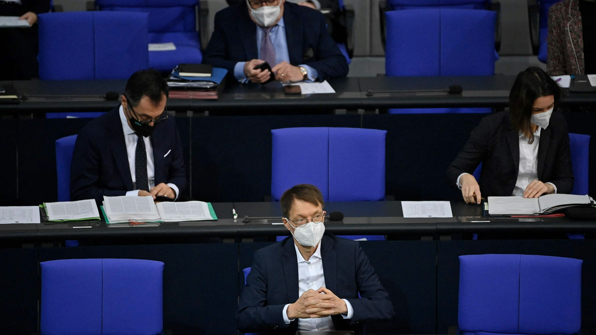 Gesundheitsminister Karl Lauterbach (SPD) zusammen mit Familienministerin Anne Spiegel (rechts) und Landwirtschaftsminister Cem Özdemir (beide Grüne) während der Bundestagsdebatte am Freitag (10. Dezember).