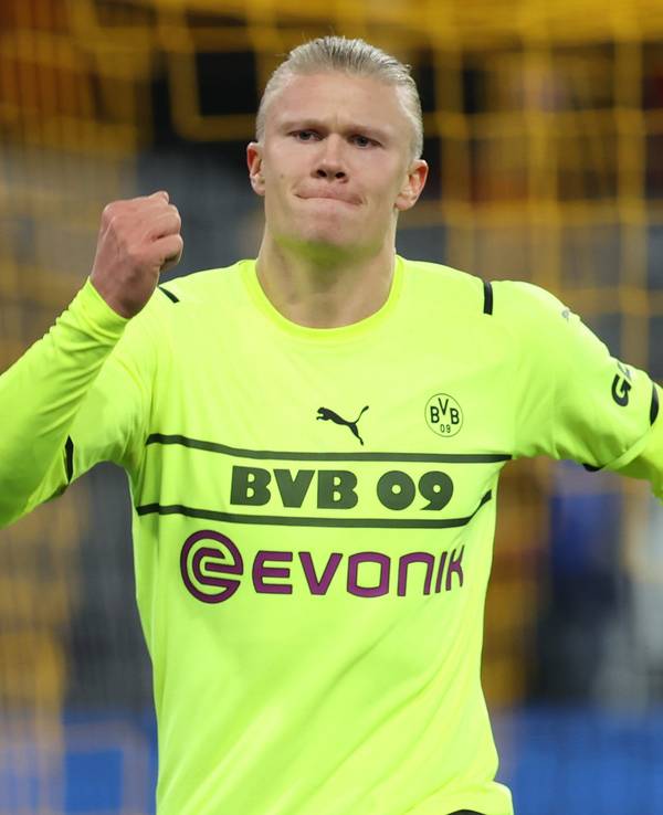 Erling Haaland jubelt über sein Tor.
