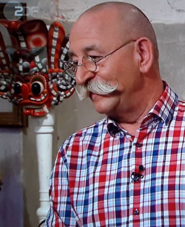 Der Screenshot zeigt Horst Lichter in der „Bares für Rares“-Ausgabe, die am 10. Dezember 2021 im ZDF ausgestrahlt wurde.