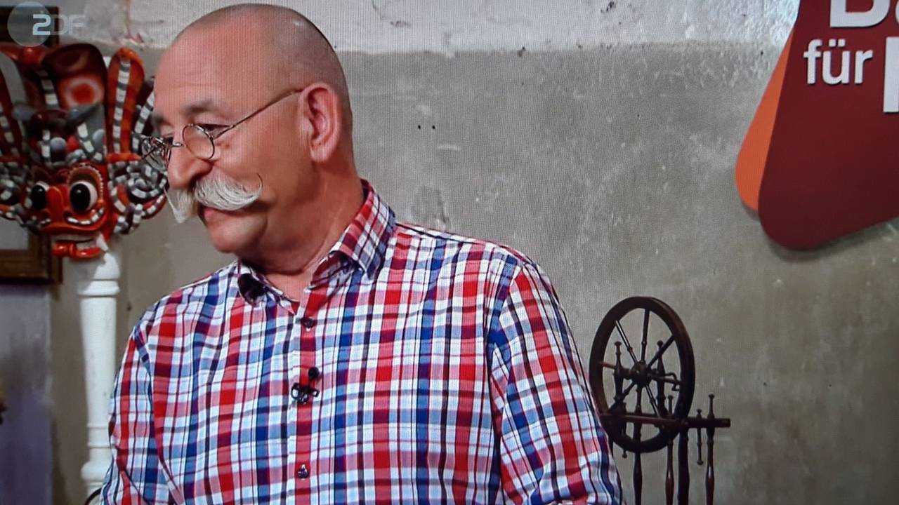Der Screenshot zeigt Horst Lichter in der „Bares für Rares“-Ausgabe, die am 10. Dezember 2021 im ZDF ausgestrahlt wurde.